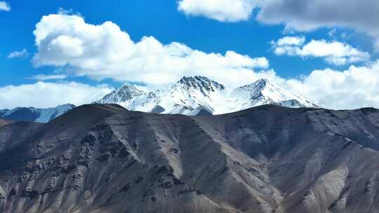 帕米尔高原的雪山美景