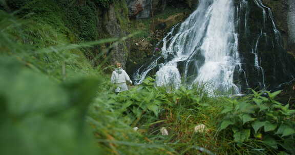 女孩徒步旅行到奥地利森林中的戈林格瀑布。