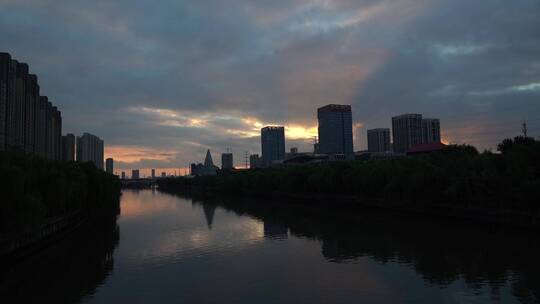 济南小清河桥上落日风光，浮动云层