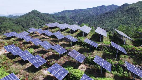 航拍山坡光伏太阳能发电场