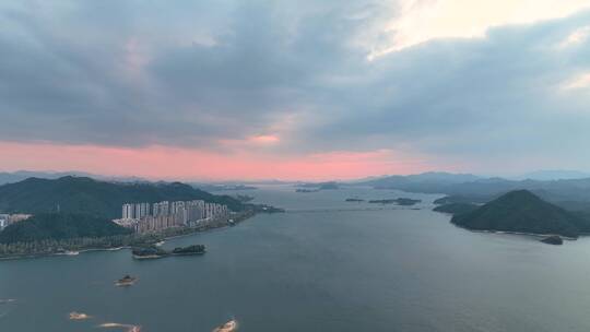 航拍杭州淳安千岛湖的山川湖景风光