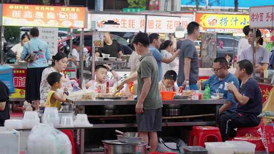 一家老小夜市吃小吃麻辣烫视频素材模板下载