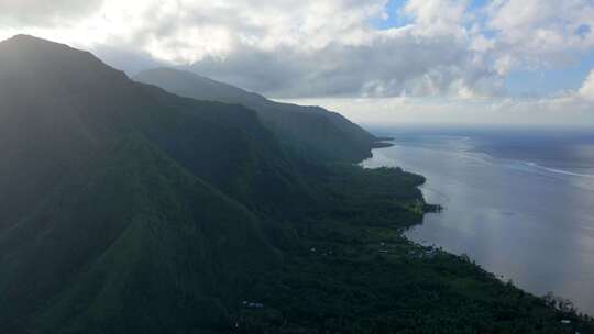 早晨日出云火山岛山脉Teahupoo T