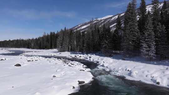 航拍新疆冬季喀纳斯河流晨雾雪山森林雪景