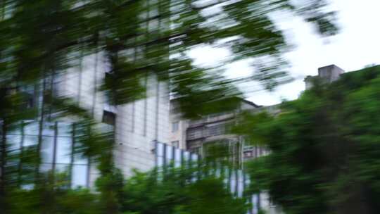 车窗外城市建筑风光车侧窗树林快速模糊树影