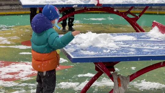 小区下雪小朋友玩雪