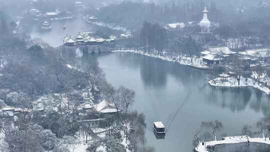 航拍瘦西湖景区园林大明寺观音山宋夹城雪景