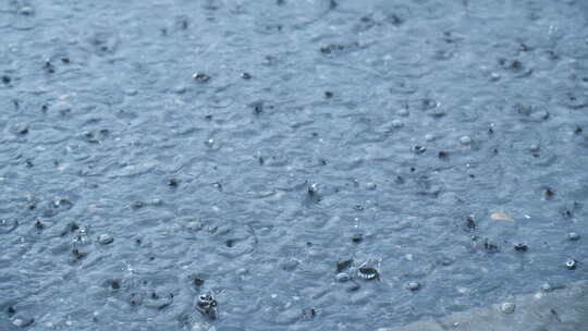 暴雨道路积水泡泡雨特写半速慢镜