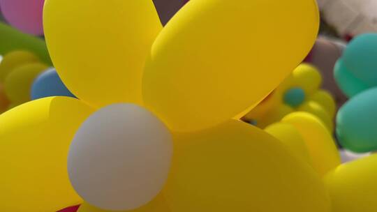 女孩手持彩色气球打卡济南宽厚里、泉城广场