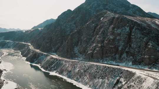 航拍被大雪覆盖的山脉山峰云雾缭绕