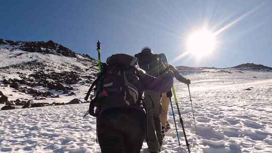 攀登雪山