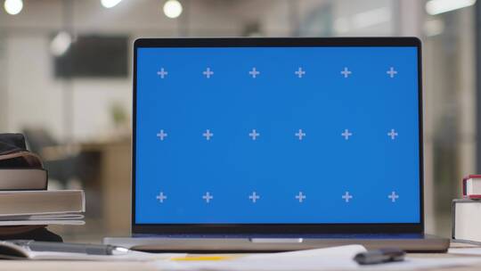 办公室桌面的蓝屏笔记本电脑视频素材模板下载