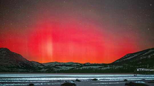 新疆阿勒泰喀纳斯湖双子座流星雨极光