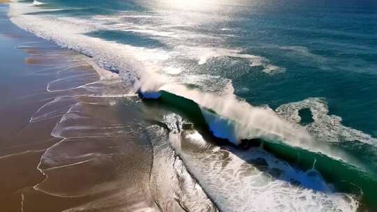 航拍海浪拍打沙滩画面