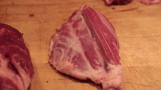 肉摊上案板上的猪肉五花肉