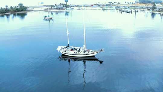 帆船停泊在圣安德鲁斯湾的新巴拿马城港口。