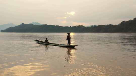 日落时分，渔民把网扔在河里的船上