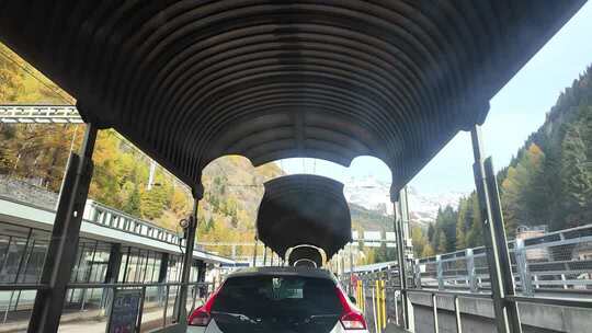 瑞士valais车辆在山间站点通过场景