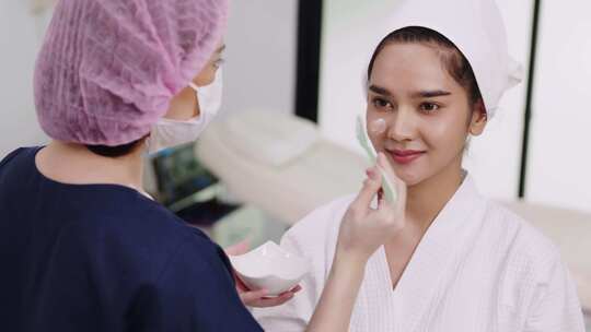 美容诊所的概念。年轻女性接受专业的面部手术。