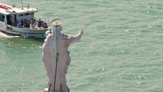 渡船渡河，经过圣人雕像，观光旅游