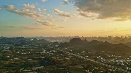 夕阳下的乡村与群山远景