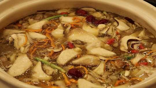 云南野生菌菇汤美食
