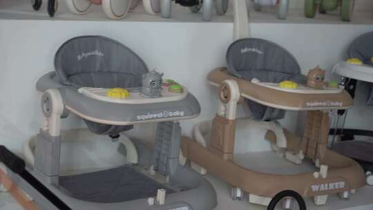 展示两款婴儿学步车