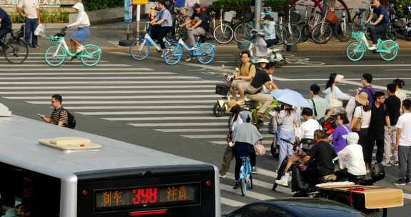 北京五道口成府路车流人流