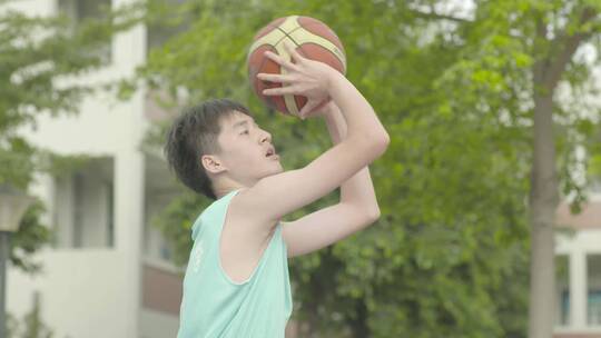 人像五四青年节学生练习篮球受挫难过失落