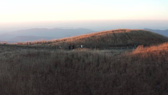 秋天黄昏唯美航拍武功山登山者