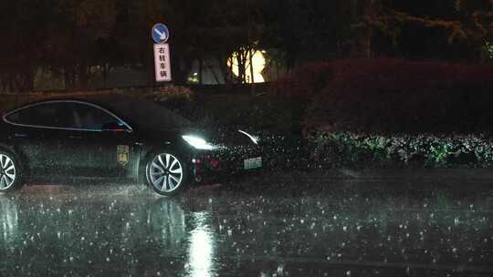 雨夜马路上汽车