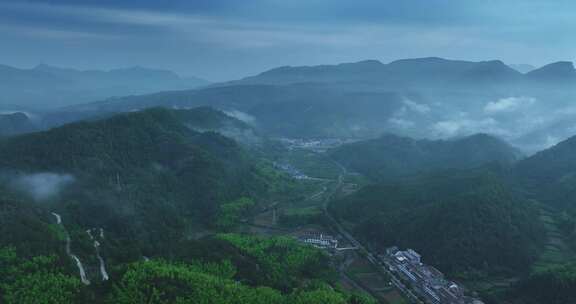 航拍清晨薄雾笼罩的台州山村