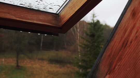 雨滴从打开的窗框中落下。多雨多风的秋天天视频素材模板下载