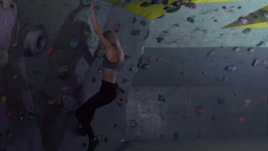 室内攀岩的女性视频素材模板下载