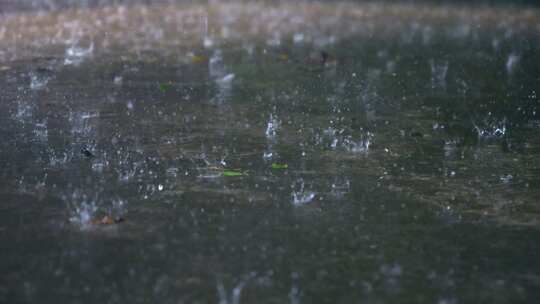 雨滴落在地面特写