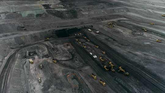 采矿场漏天煤矿大型机械在开挖开采煤矿资源视频素材模板下载