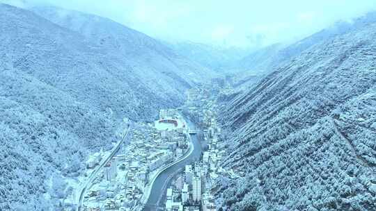 雪后小镇全景，银装素裹美如仙境