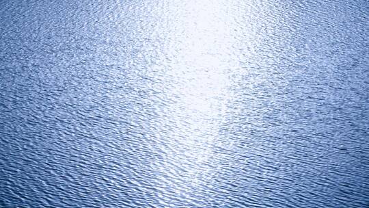 阳光下的湖面水面波光波纹