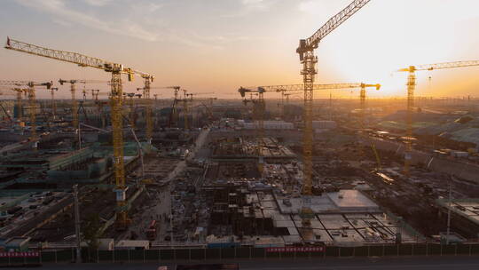 雄安建筑工地、夕阳下塔吊林立