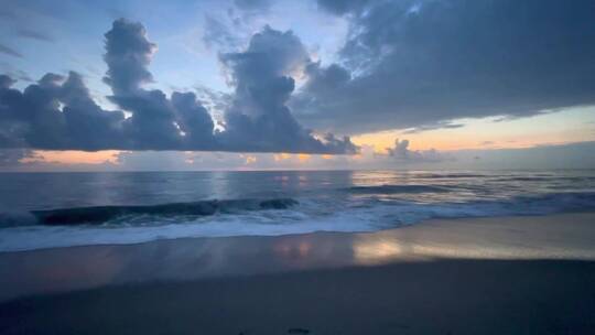 傍晚夕阳海边海浪云彩晚霞唯美