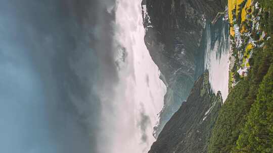 航拍山谷中城镇的风景