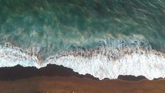 海岸边海浪白色浪花沙滩唯美大气