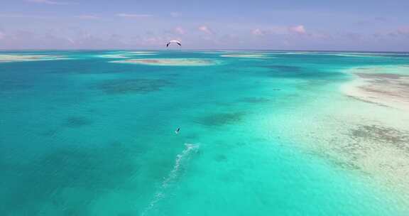 KITESURFER帆和跳跃在加勒比海蔚蓝的海，空中拍摄惊人的海景洛斯罗克斯