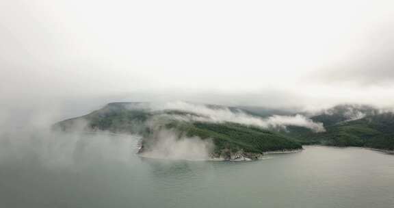 浓雾覆盖下的大山河流