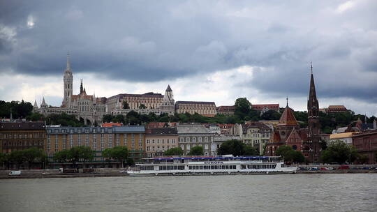 布达佩斯多瑙河对岸的建筑群