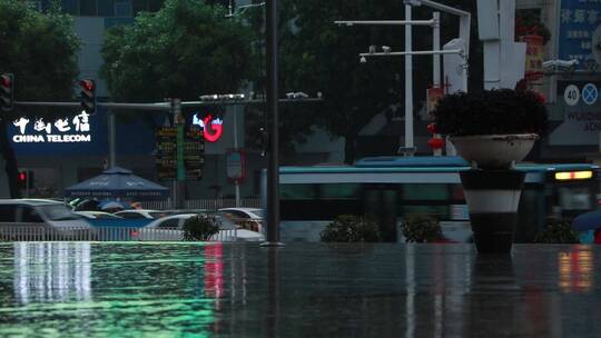 冬雨中的城市街头视频素材模板下载