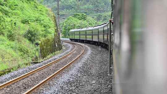 行驶在弯道的中国铁路绿皮火车