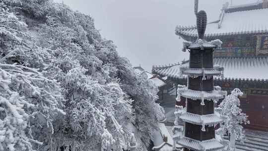 洛阳老君山金顶建筑屋檐雪后冰冻