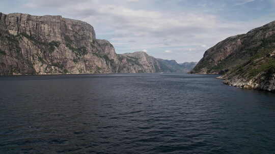 空中拍摄，在挪威Lysefjord的水面