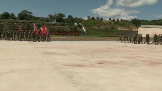 军人训练场列队行进素材